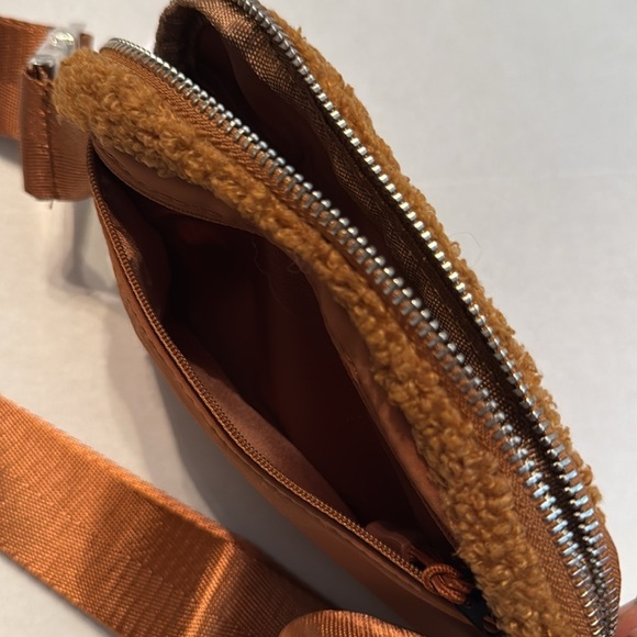 NWT Lululemon Everywhere Fleece Belt Bag Burnt Caramel - Picture 12 of 16
